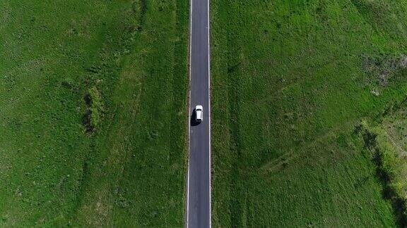 4K运输白色汽车行驶在乡村道路上;鸟瞰图