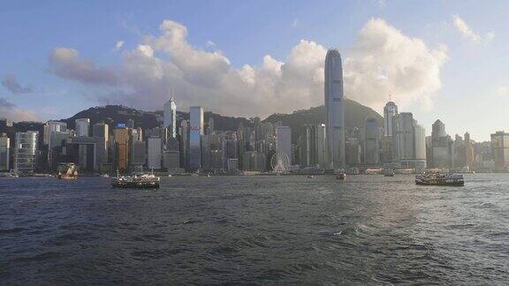 4K实时:阳光明媚的香港市景和舢舨