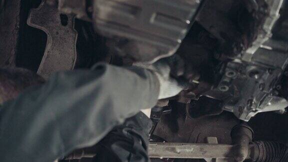 在汽车修理厂修理汽车的专业机械师