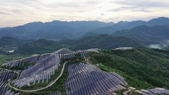 山上太阳能发电厂的鸟瞰图