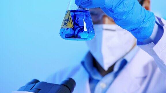 亚洲科学家做一些研究检查液体在实验室