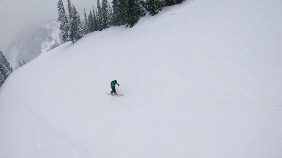 大雪中单人滑雪旅游山的孤立徒步航拍