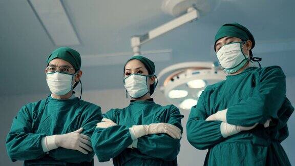 手术室的外科医生团队