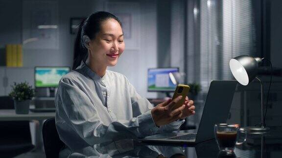 中国女商人在工作时用智能手机进行视频通话