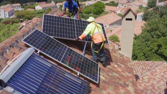 太阳能电池板安装在屋顶上的4k无人机镜头