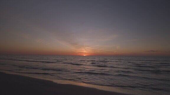 海面上的日落在沙滩上