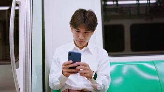 男人在捷运上使用手机