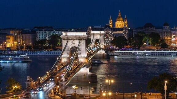 匈牙利布达佩斯黄昏时分历史地标Szechenyi链桥上的交通镜头