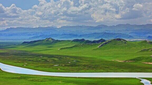 新疆的绿色草原和高山自然风光