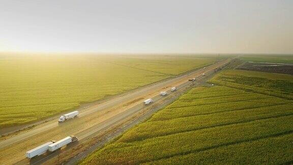玉米田和牛场之间的I-5交通-航拍