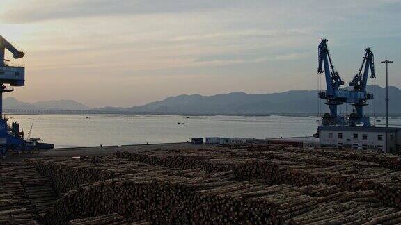 海上木制码头的无人机视图