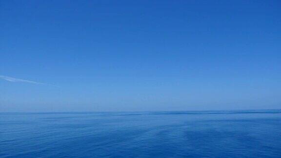 美丽的大海和蔚蓝的天空