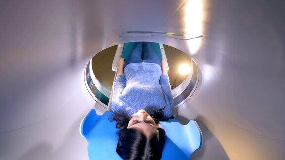 一位正在接受CT扫描的妇女的俯视图