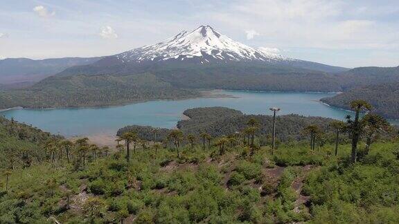 孔吉里奥国家公园里的亚伊马火山和孔吉里奥湖鸟瞰图