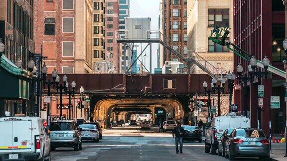 4K时间推移的芝加哥街道与交通道路交叉口在高峰时间芝加哥市中心在密歇根大道在芝加哥伊利诺斯州美国商业和现代交通概念