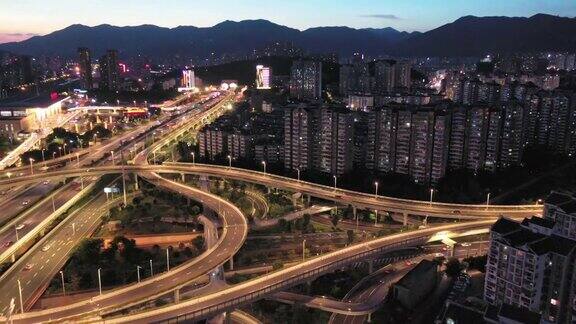 夜景鸟瞰城市的立交桥