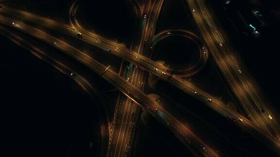 夜间车辆很少的高速公路鸟瞰图