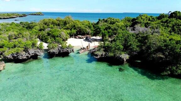 鸟瞰美丽的热带岛屿海滩清澈湛蓝的珊瑚礁海水