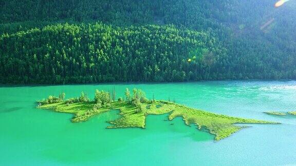 美丽的河流和森林景观在新疆