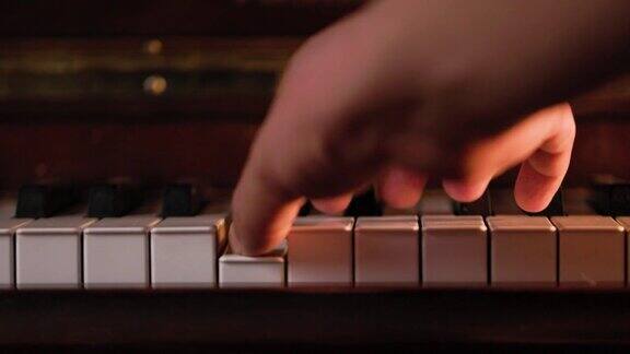近距离的手弹钢琴