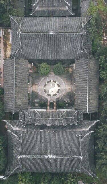 鸟瞰图的寺庙和阴阳符号