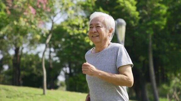 一位亚洲老人在公园慢跑