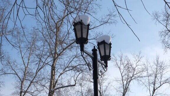 复古街灯形状的复古灯笼覆盖着雪