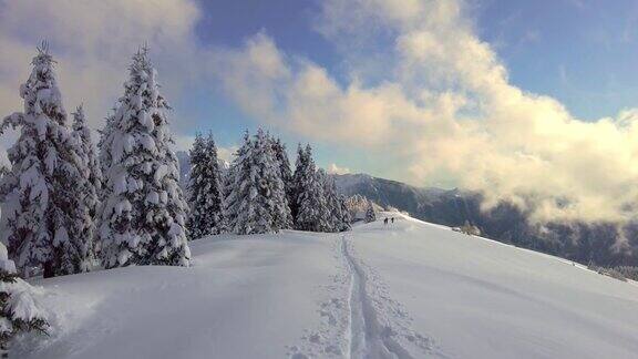 雪山景观与滑雪道