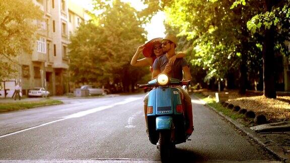 一对夫妇骑着摩托车穿过城市街道