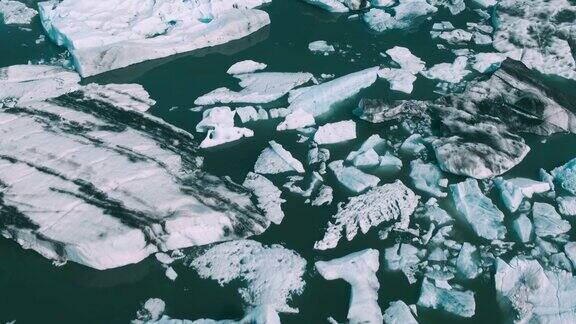 从上到下的鸟瞰冰川冰山漂浮在冰岛的泻湖上
