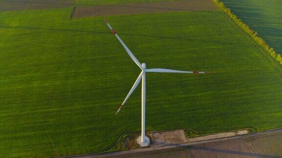 风车农场产生绿色能源农村地区旋转的风车