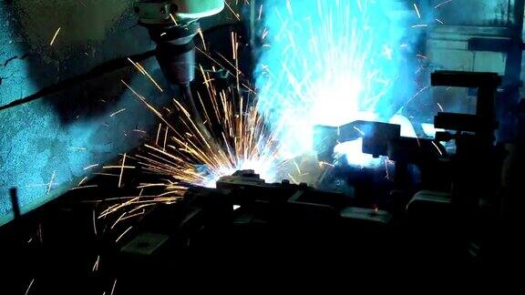 团队工业机器人正在工厂焊接