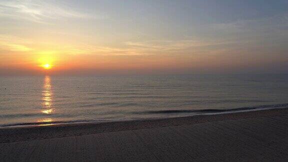 美丽的热带海滩和海洋与椰子树在日落或日出时间假日旅游