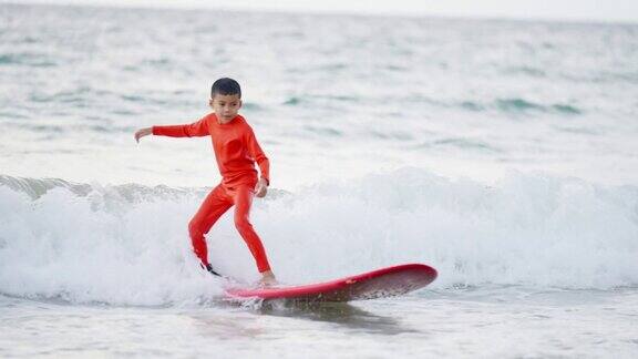 暑假里爷爷在教孙子在海里冲浪