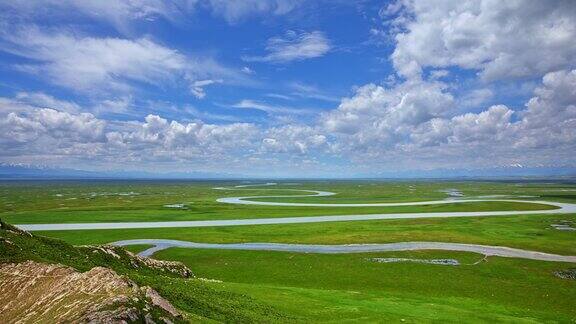 新疆弯曲的河流和绿色的草原与天空的云