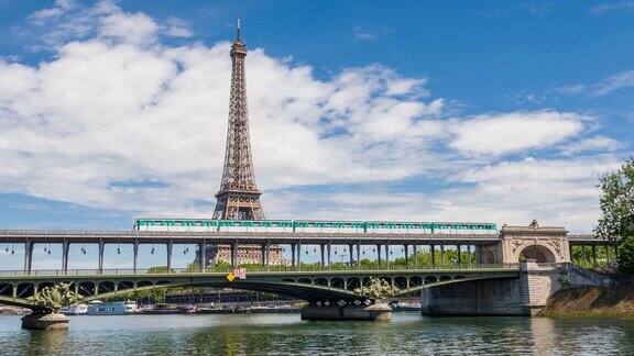 巴黎地铁在伯尔-哈基姆桥上穿越塞纳河背景是埃菲尔铁塔