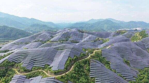 山顶上壮观的太阳能电池板