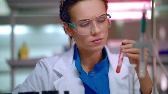 女化学家在化学实验室做化学测试化学家的工作
