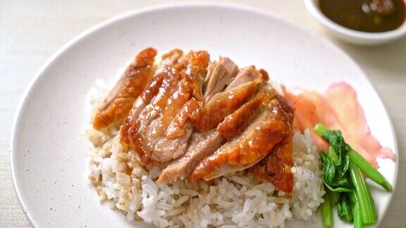 烤鸭肉配米饭