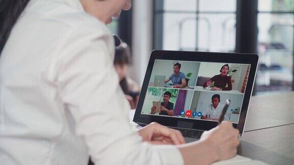 亚洲商务女性在视频会议中与同事团队讨论计划多民族商务人士在视频会议中使用电脑进行在线会议在家办公