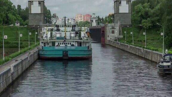莫斯科运河水闸前的船在莫斯科俄罗斯