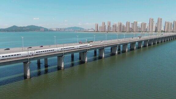 高速列车在桥上飞驰