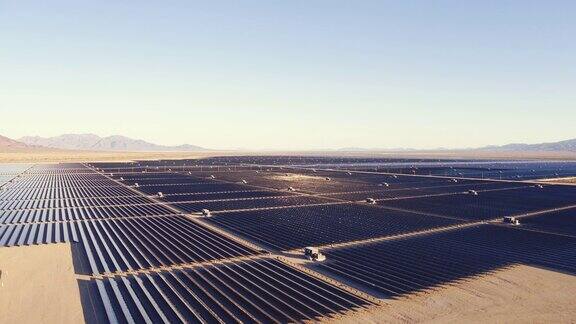 在沙漠中创造清洁可再生能源的大型太阳能农场上空的鸟瞰图