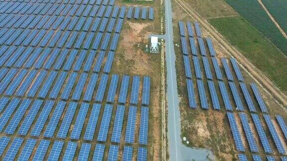 鸟瞰图:一排排太阳能电池板发电厂提供清洁的可再生能源
