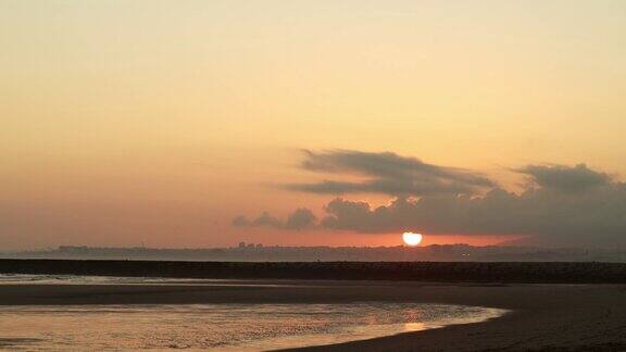 葡萄牙卡帕里卡海岸的日落广角拍摄