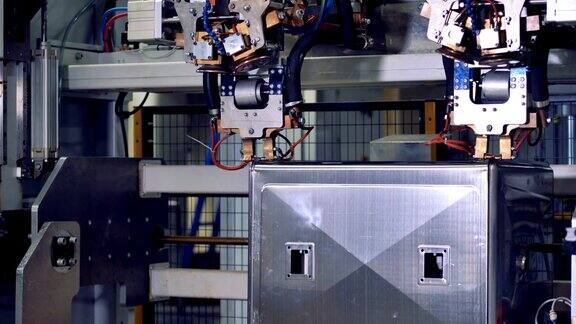 焊接金属零件的工业机器人