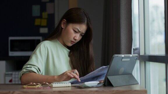 亚洲女性在使用笔记本电脑时的失落反应