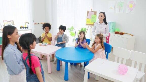 亚洲美丽的年轻女子老师在学校给孩子上课魅力四射的女教师老师在幼稚园的课堂上用有趣的活动讲解和教育孩子们