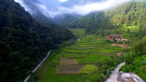 清晨鸟瞰中国湖北的山峦和村庄