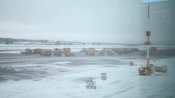 白天清理机场的积雪
